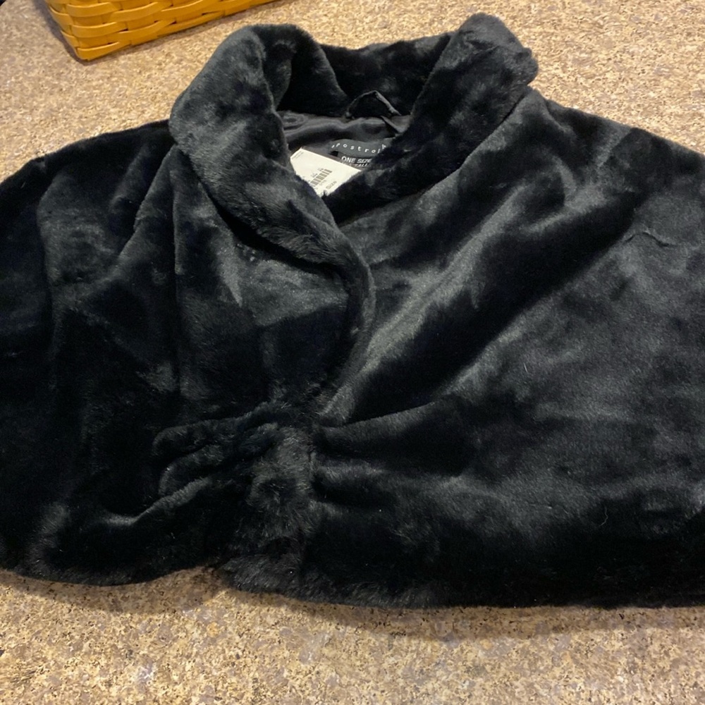 NWT Apostrophe Black Faux Fur Short Cape One Size